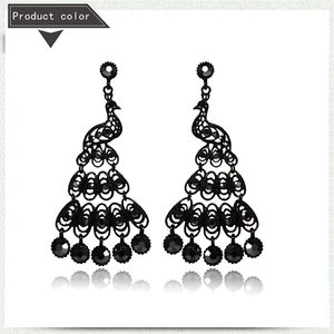 Dettaglio di orecchini a pavone nero di lusso con strass e raffinato design a traforo