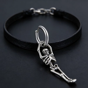 Détail du ras de cou gothique avec lanière en cuir noir mat et pendentif tête de mort