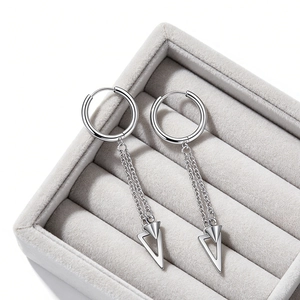 Vue détaillée de boucles d'oreilles en acier argenté avec doubles chaînes et triangles