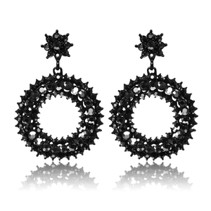 Luxe retro zwarte hanger oorbellen met sterontwerp en sprankelende pavé afwerking