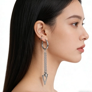 Boucles d'oreilles en acier inoxydable avec chaîne à pompon et pendentif triangle