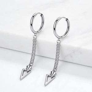 Boucles d'oreilles en acier argenté avec chaîne à pampilles et pendentif en cône