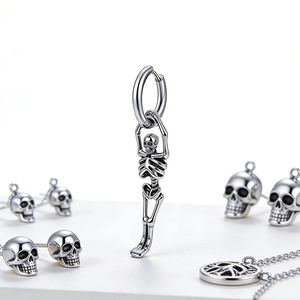 Vue macro des boucles d'oreilles tête de mort gothique punk et bijoux en argent antique