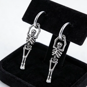 Vue détaillée de boucles d'oreilles crâne en acier inoxydable de style gothique punk