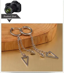 Détail des boucles d'oreilles en acier argenté avec chaînes et pendentifs géométriques