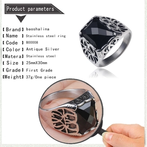 Détail macro d'une bague pour homme en acier argenté antique avec pierre noire carrée