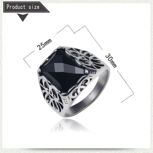 Vue détaillée d'une bague vintage pour homme avec pierre noire et motifs gravés
