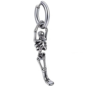 Boucle d'oreille gothique en acier inoxydable avec pendentif squelette argenté détaillé