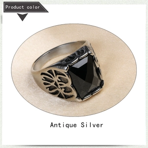 Vue détaillée d'une bague en argent antique avec pierre noire carrée et gravures fines
