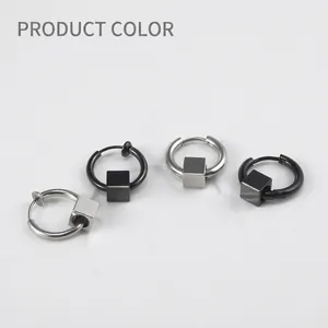 Boucles d'oreilles créoles avec pendentifs cubes en acier argenté et noir poli