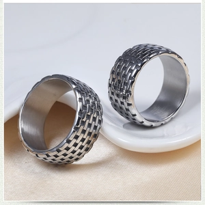 Anello minimalista intrecciato in acciaio inossidabile da uomo con trama a maglia