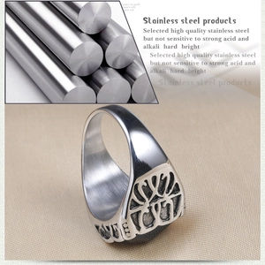 Détail d'une bague chevalière pour homme en acier inoxydable avec gravure de scarabée