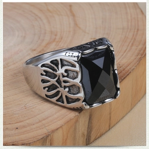 Bague vintage pour hommes en acier inoxydable avec pierre noire carrée et gravures
