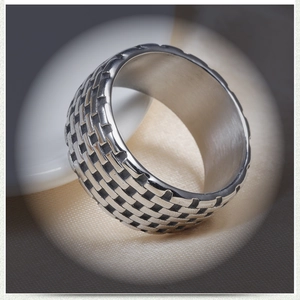 Anello vintage uomo in acciaio inossidabile con interno lucido e fascia a trama intrecciata