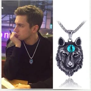 Collier pour homme avec pendentif tête de loup en acier et œil bleu sur une chaîne gourmette