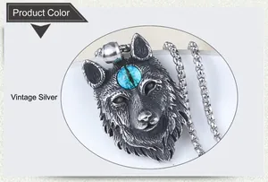 Détail du pendentif tête de loup en argent antique avec pierre bleue et chaîne maille box
