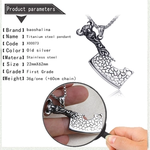 Détail macro du pendentif hache dragon en acier inoxydable vintage avec fini texturé