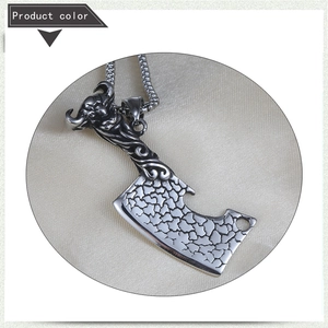 Détail d'un pendentif couperet à tête de taureau vintage en acier inoxydable