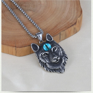 Vue détaillée du pendentif tête de loup vintage avec incrustation de pierre bleue
