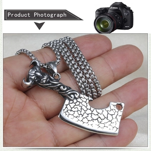 Détail macro du pendentif hache tête de taureau argentée avec texture craquelée