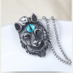 Pendentif tête de loup vintage en acier inoxydable avec incrustation d'œil de dragon vert