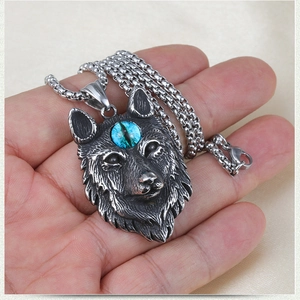 Pendentif tête de loup en acier inoxydable avec œil bleu sur une chaîne à mailles carrées
