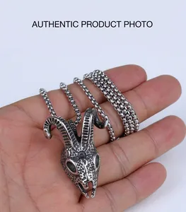 Pendentif tête de chèvre gothique en acier vintage avec détails de chaîne à gros maillons
