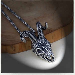 Détail du pendentif crâne de chèvre gothique avec gravures et chaîne à mailles carrées