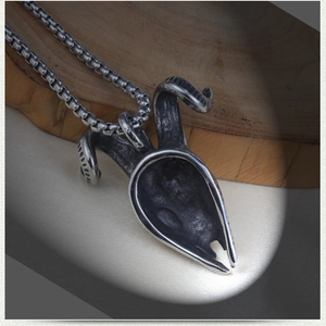 Détail du pendentif crâne de bélier en acier inoxydable 316L avec sa chaîne en maille