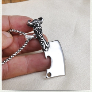 Détail du pendentif couperet hip hop avec poignée dragon et chaîne à mailles en acier