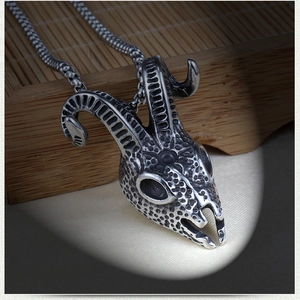 Collier pendentif crâne de bélier vintage en acier titane noirci avec chaîne serpent ronde