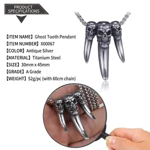 Makro-Detailansicht des gotischen Totenkopf-Anhängers in Altsilber 30mm x 45mm