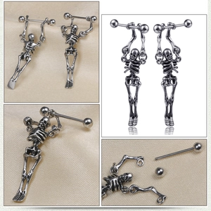 Dettaglio macro del piercing a scheletro gotico in acciaio inossidabile stile vintage