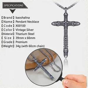 Détails macro du pendentif croix crâne gothique en acier inoxydable avec tailles