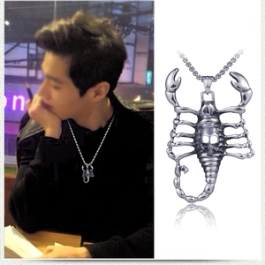 Détail du pendentif crâne de scorpion argenté et chaîne épaisse pour bijoux hip hop homme