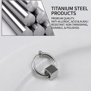 Détail des boucles d'oreilles carrées en acier titane avec finition argentée polie
