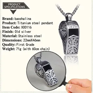 Détail macro du pendentif sifflet rétro en acier inoxydable aux motifs gravés complexes