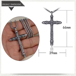 Détails d'un pendentif croix gothique avec crânes, dimensions précises de 66mm sur 39mm