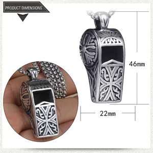 Détail d'un pendentif sifflet en acier inoxydable vintage avec motifs en relief ornés