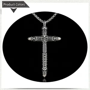 Détail du pendentif croix gothique avec crâne et chaîne à mailles en acier inox