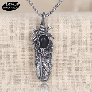 Détail du pendentif plume en argent rétro avec pierre d'agate noire et chaîne