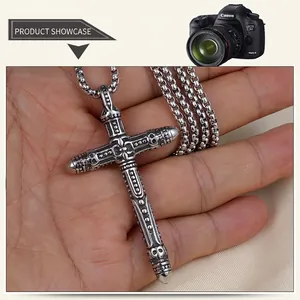 Détail macro du pendentif croix gothique en acier inoxydable avec crâne et chaîne