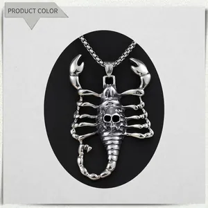 Détail du pendentif scorpion en acier inoxydable avec motif de crâne sur chaîne carrée