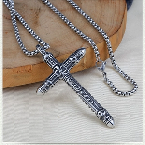 Collier gothique vintage en acier inoxydable avec pendentif croix et crânes sculptés