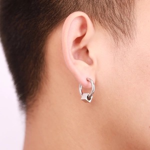 Boucle d'oreille homme en acier argenté avec pendentif cube géométrique sur modèle