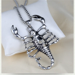Détail du pendentif scorpion hip hop avec motif crâne sur chaîne perlée en acier