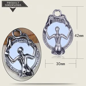 Detailopname van ovale roestvrijstalen hanger met gravure en 42mm maataanduidingen