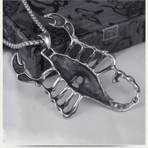 Vue macro d'un pendentif scorpion vintage avec finition argent antique et détails
