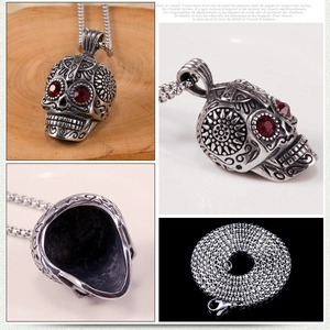 Pendentif crâne gothique rétro avec yeux en pierres rouges et gravures de croix