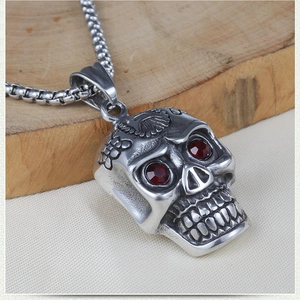 Collier Pendentif Crâne en Acier Inoxydable Vintage Avec Yeux en Strass Rouges Argent Antique Hip Hop Punk Gothique Bijoux Homme